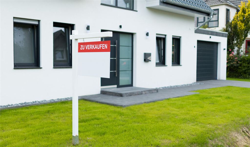 Es werden – nach einem Tiefstand 2023 – wieder mehr Häuser verkauft und gekauft. Laut Bericht für Pforzheim ist zuletzt die Nachfrage gestiegen.Foto: Adobe-Stock/Christian Schwier