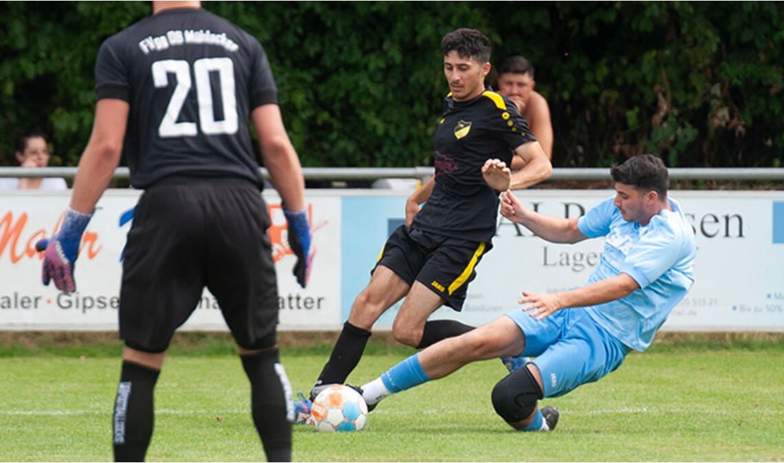 Es wird um jeden Ball gekämpft.