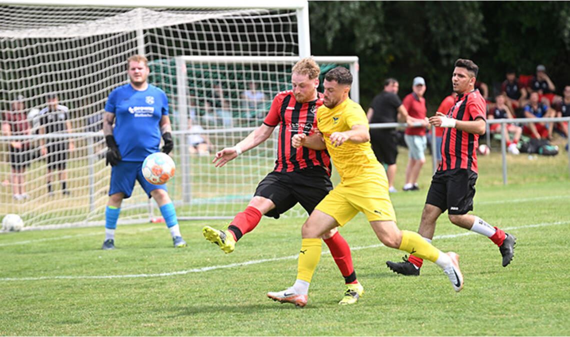 Es wird um jeden Ball gekämpft.