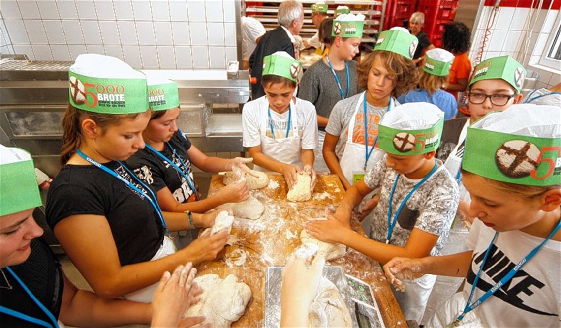 Konfis backen für „Brot für die Welt“