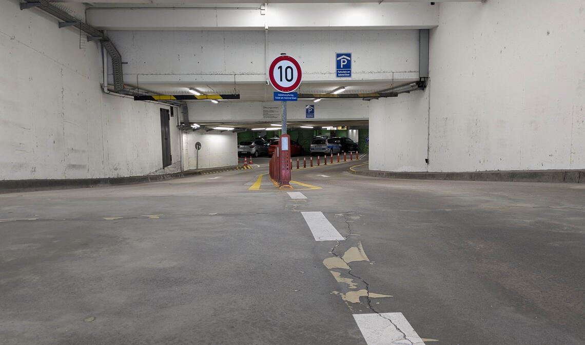 Es zeigt sich schon bei der Einfahrt in die Tiefgarage, dass das Bauwerk nicht im allerbesten Zustand ist – nun liegt ein ausführlicher Bericht zum Zustand vor. Foto: Archiv