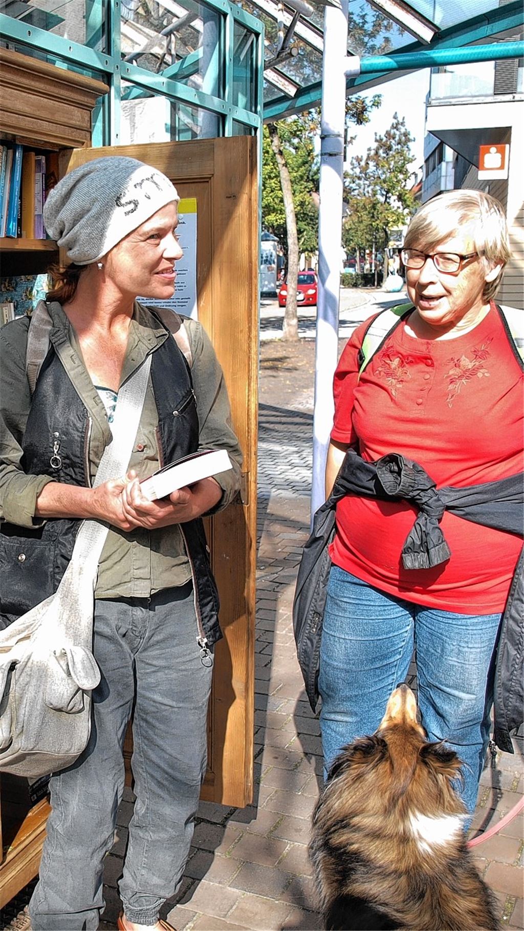 Esther Augenstein (li.) will den Bücherschrank wetterfest machen.