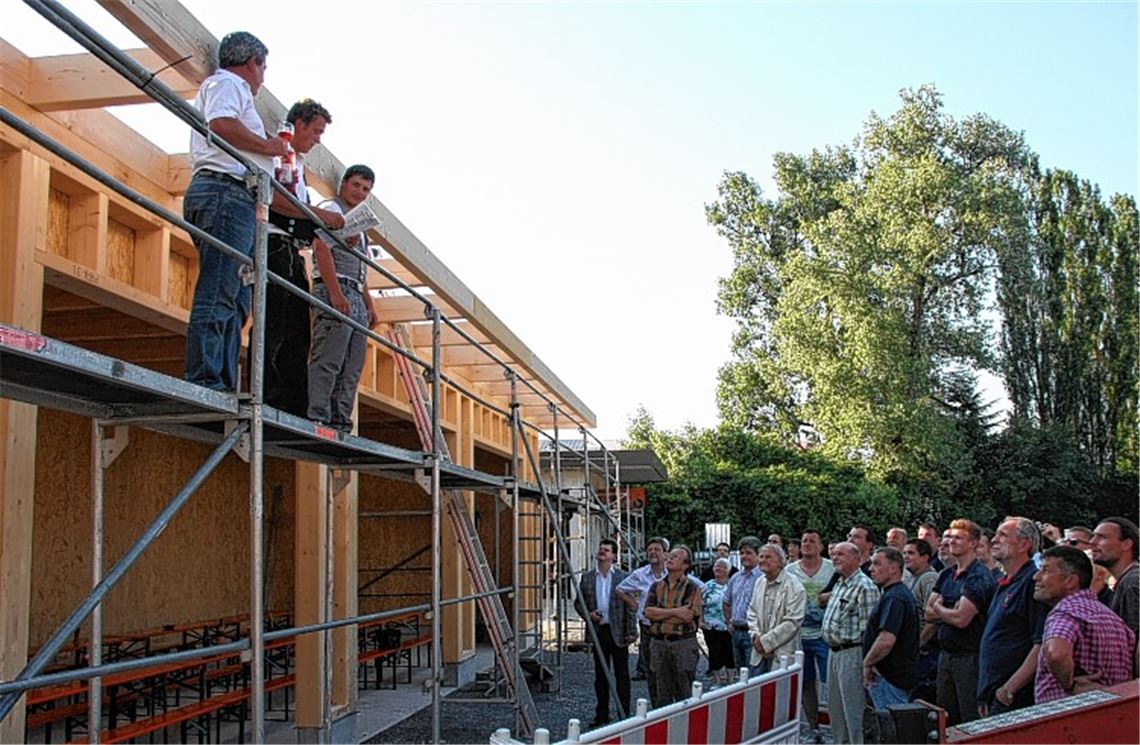 Etappe geschafft: Bei der Feuerwehr in Ötisheim wird Richtfest gefeiert.