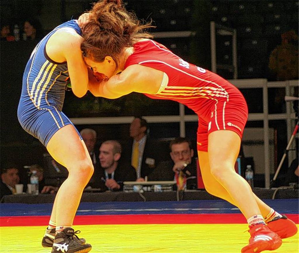 Etappensieg: Nach drei harten Runden steht Jaqueline Schellin aus Mühlacker (rotes Trikot) im Kampf gegen die Polin Anna Lukasiak als Gewinnerin fest. Doch im Halbfinale endet der Siegeszug der Ringerin bei der EM im serbischen Belgrad. Am Ende reicht es jedoch noch zu Bronze.