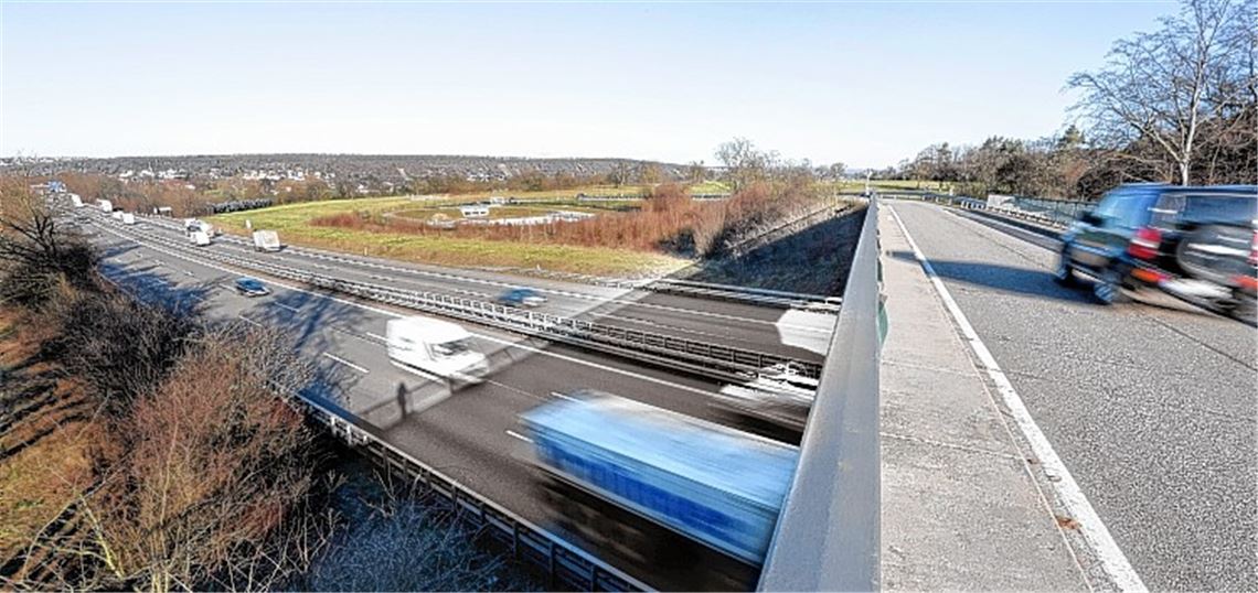 Etliche Forderungen aus Niefern-Öschelbronn werden beim Ausbau der A8 im Enztal jetzt doch berücksichtigt. Dazu gehört, dass auf die Anhebung der Autobahn verzichtet wird, so dass die Kreisstraße, die von Niefern in Richtung Hagenschieß verläuft, weiter über die Autobahn führen wird. Foto: Tilo Keller