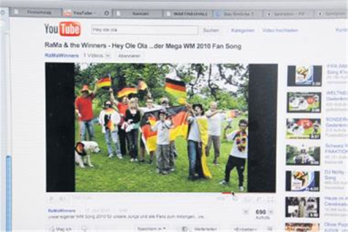 Etliche Freunde und Verwandte wirken in dem Musikvideo mit, das die Musiker aus Ötisheim und Ensingen erst in der vergangenen Woche gedreht haben.
Foto: Eigner