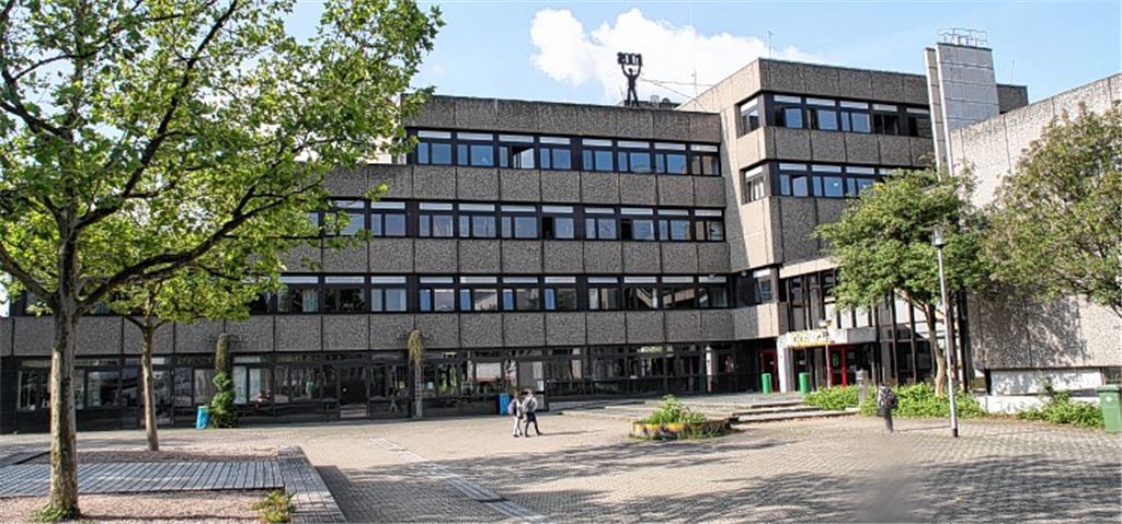Etliche Millionen Euro investiert die Stadt ins Theodor-Heuss-Gymnasium. Jetzt müssen die Flachdächer saniert werden. Die Maßnahme soll noch in diesem Jahr in Angriff genommen werden.Foto: Sadler