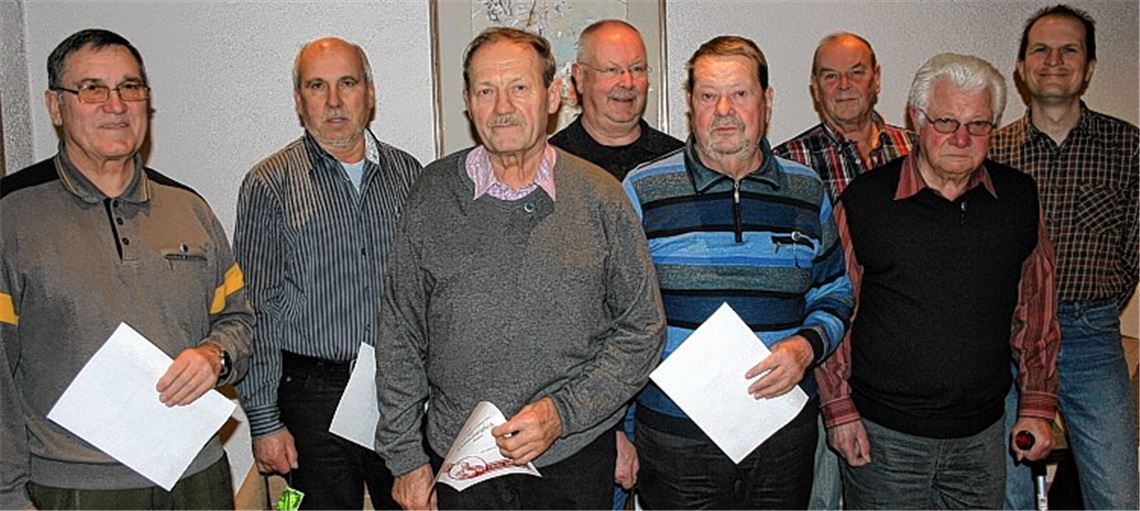 Etliche Mitglieder werden vom RMSC Ölbronn für langjährige Vereinstreue geehrt. Foto: Rall