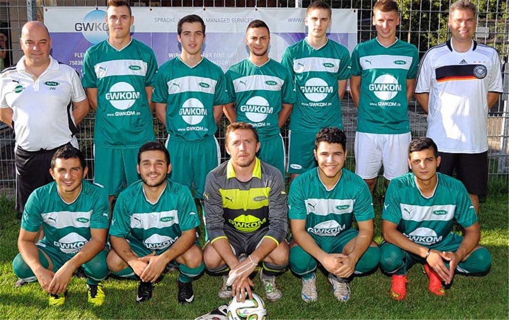 Etliche Neuzugänge präsentiert die Spvgg Zaisersweiher: Hinten v.li.: Jürgen Widmann (Trainer), Manuel Vujnovic (aus der eigenen Jugend), Abdullah Bulut (vom TSV Maulbronn), Deniz Öztürk (FV Lienzingen), Robert Dressler (eigene Jugend), Stefan Zimmermann (Spieler und Spielausschussvorsitzender), Axel Brüstle (Erster Vorsitzender). Vorne v.li.: Ferdi Öztürk, Salman Öztürk (beide Fvgg 08 Mühlacker), Albert Winterstein (FSV 08 Bissingen) und Michele Barbitta (FV Lienzingen). Foto: Fotomoment