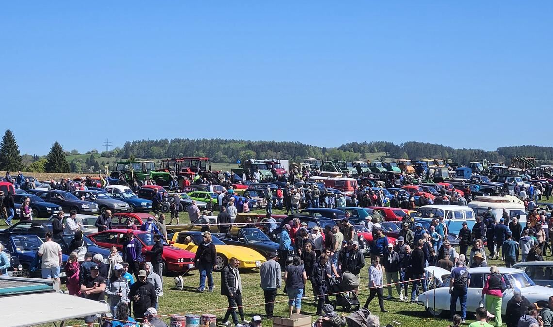Etliche Oldtimerfans sind am Freitag auf den Flugplatz Münsingen gekommen.
