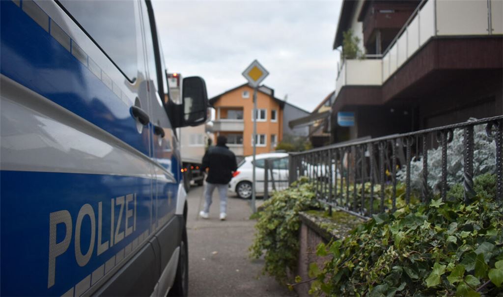 Etwa 150 Objekte wurden am Mittwochmorgen bundesweit durchsucht. Auch im Enzkreis – hier im Bild in Ersingen – ist die Polizei im Einsatz. Fotos: Myroshnichenko