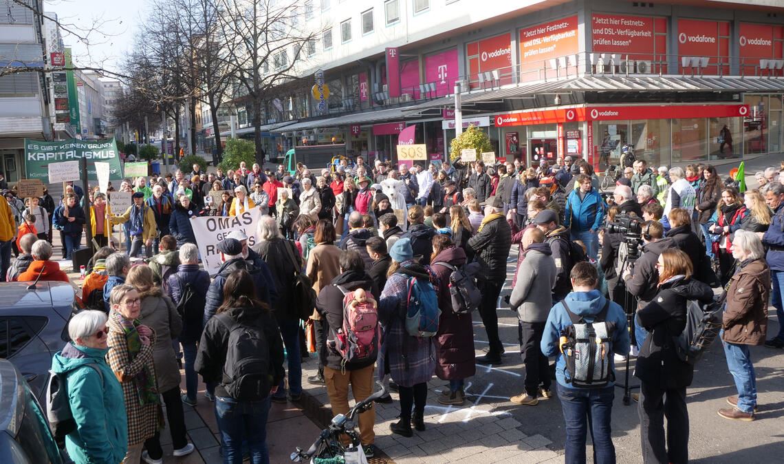 Etwa 200 Demonstranten kommen – der Tradition von „Fridays for Future“ folgend – am Freitagnachmittag am Marktplatz in Pforzheim zusammen. Foto: Friedrich