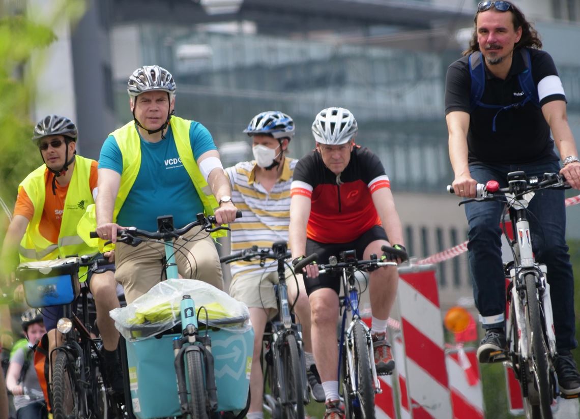 Etwa 50 Radler treten bei der Aktion in Pforzheim laut VCD zeitweise in die Pedale. Foto: Friedrich