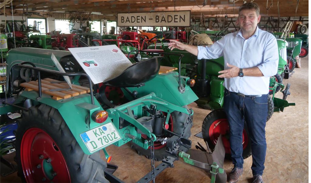 Etwa 60 Schlepper auf zwei Ebenen, die Uwe Jock zeigt, erzählen von der technischen Entwicklung im Bereich der Landwirtschaft. Fotos: Friedrich