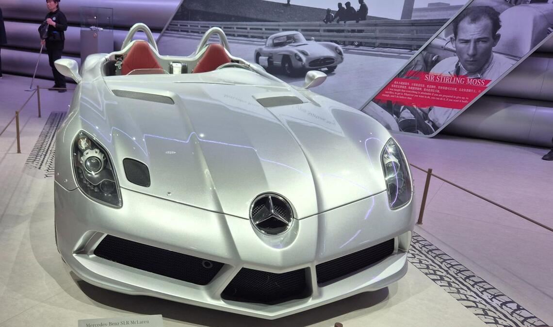 Etwa auch der Mercedes-Benz SLR McLaren Stirling Moss wird vom Stuttgarter Autohersteller ausgestellt. Der 2009 auf den Markt gekommene und sehr seltene Supersportwagen ist nach der Rennsport-Legende Stirling Moss benannt. Der frühere britische Formel-1-Pilot verstarb 2020 im Alter von 90 Jahren.