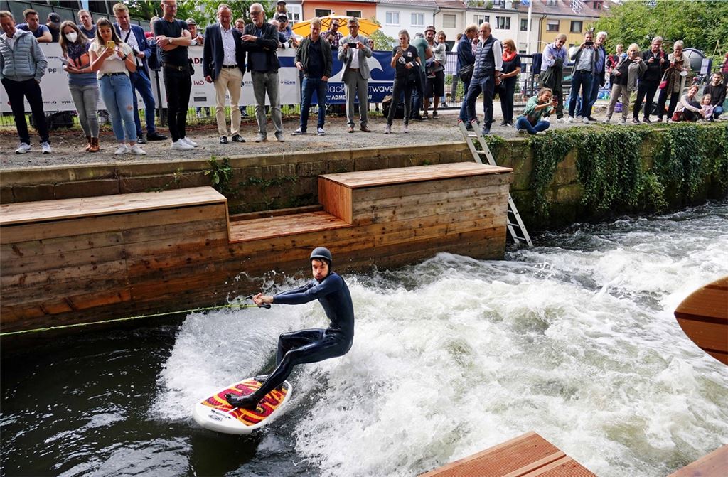 Etwa einen Meter hoch soll die Welle im Idealfall sein. Vereinschef Steffen Rose muss bei der Premiere vor Publikum mit weniger klarkommen. Ein Seil hilft dabei. Zunächst reiten nur Mitglieder von blackforestwave auf der Welle, später dürfen auch Gäste ran. Foto: Roth