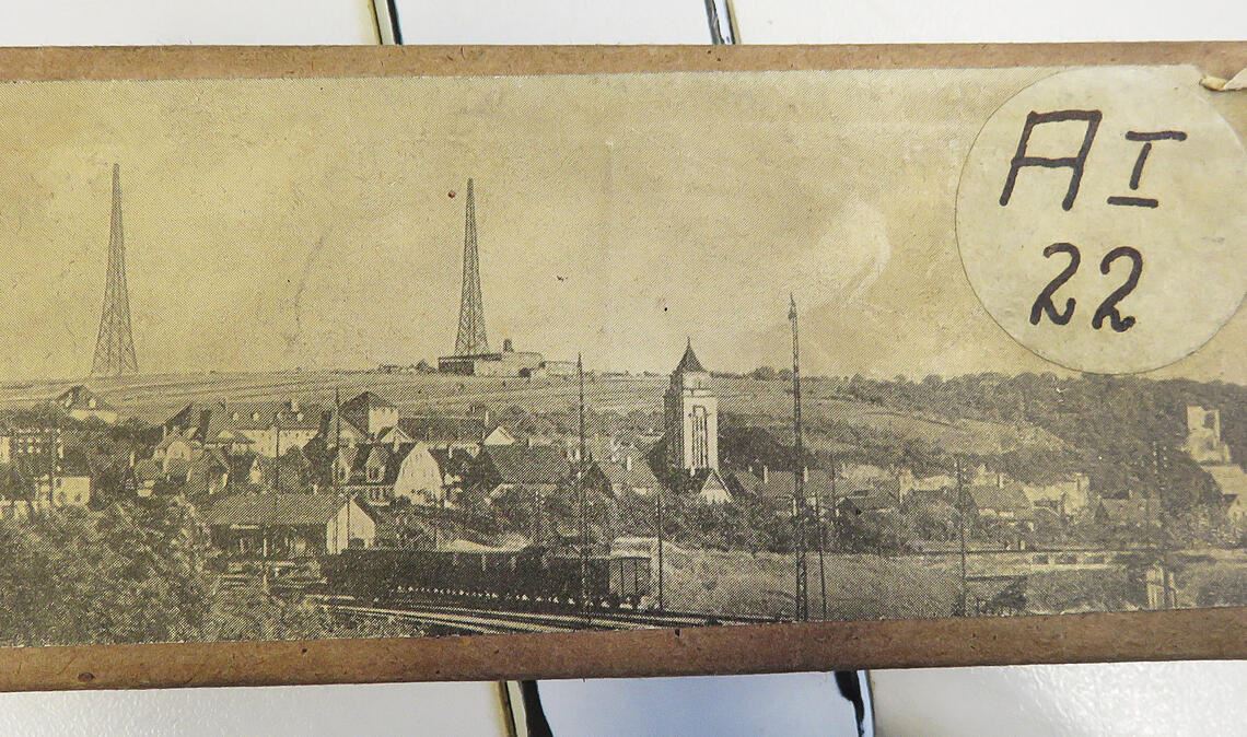 Glänzende Objekte warten auf Glanzidee Etwa so groß wie eine Handfläche ist die Schachtel mit dem hier zu sehenden Aufdruck. In der Schachtel befindet sich die zugehörige Druckplatte. Fotos: Becker