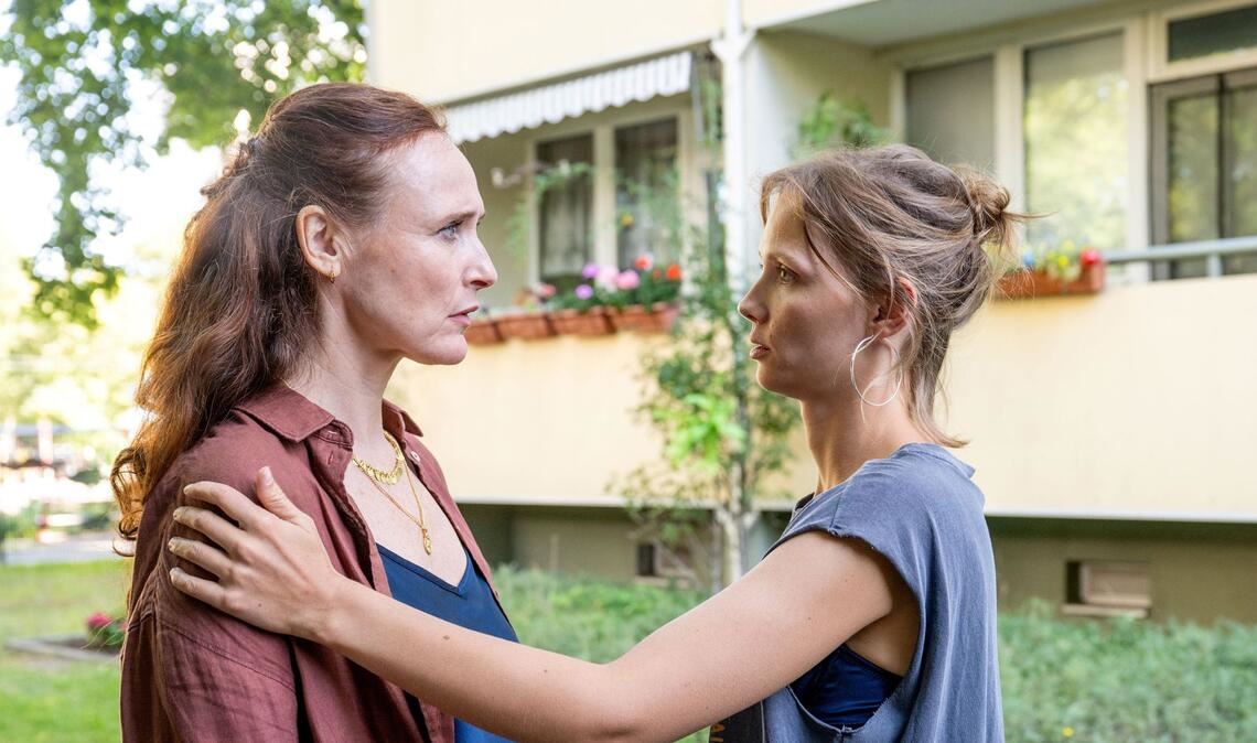 Etwas kompliziert: Romy Berger (Meira Durand, rechts) tröstet hier die Frau des Mannes, der beim Raubüberfall erschossen wurde, und die zugleich die Mutter ihres früheren Lebensgefährten (also von Romy) ist.