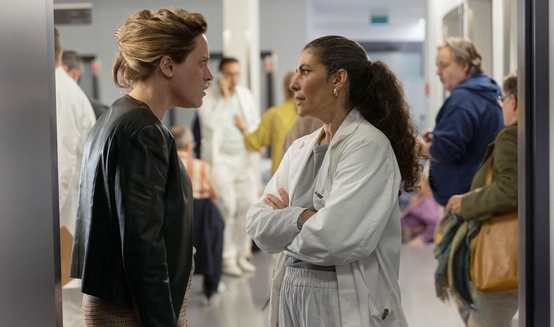Etwas läuft hier total schief: Computerexpertin Jill Rochat (Anne Haug, re.) und Klinikchefin Dr. Esme Şahin (Beren Tuna).