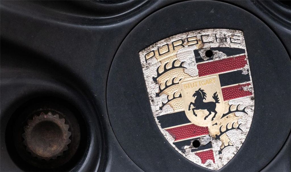 Etwas ramponiert – wie das Porsche-Logo auf einer alten Sportwagenfelge steht derzeit auch die Aktie des Unternehmens da.