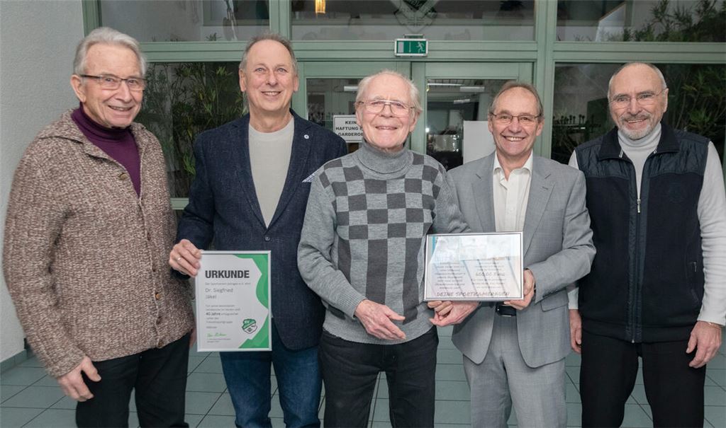 Eugen Hornickel und Uwe Hinterseer (von links) sowie Peter Kriening und Klaus Petrovit (von rechts) danken Dr. Siegfried Jäkel für sein unermüdliches Engagement. Foto: Fotomoment