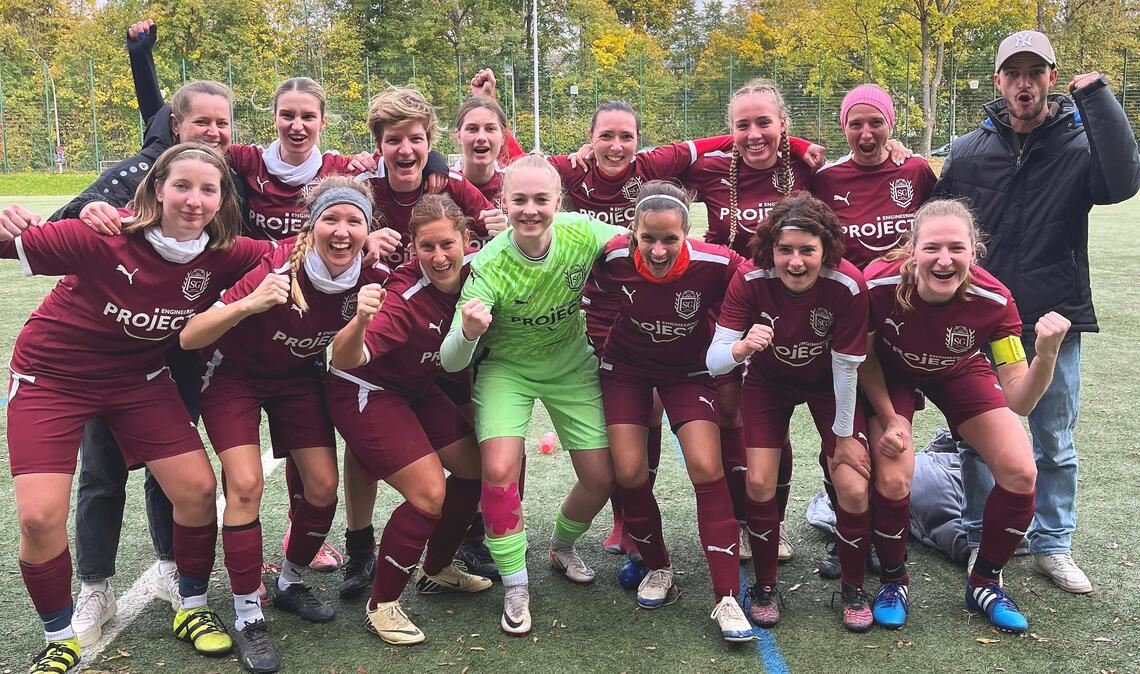 Mit großem Selbstvertrauen in Richtung Spitzenspiele Euphorischer Jubel: Christina Knapp (vorne, re.) und ihre Mitspielerinnen sind nach dem Sieg in Ottmarsheim bester Laune und freuen sich auf die nächsten Spiele. Foto: privat