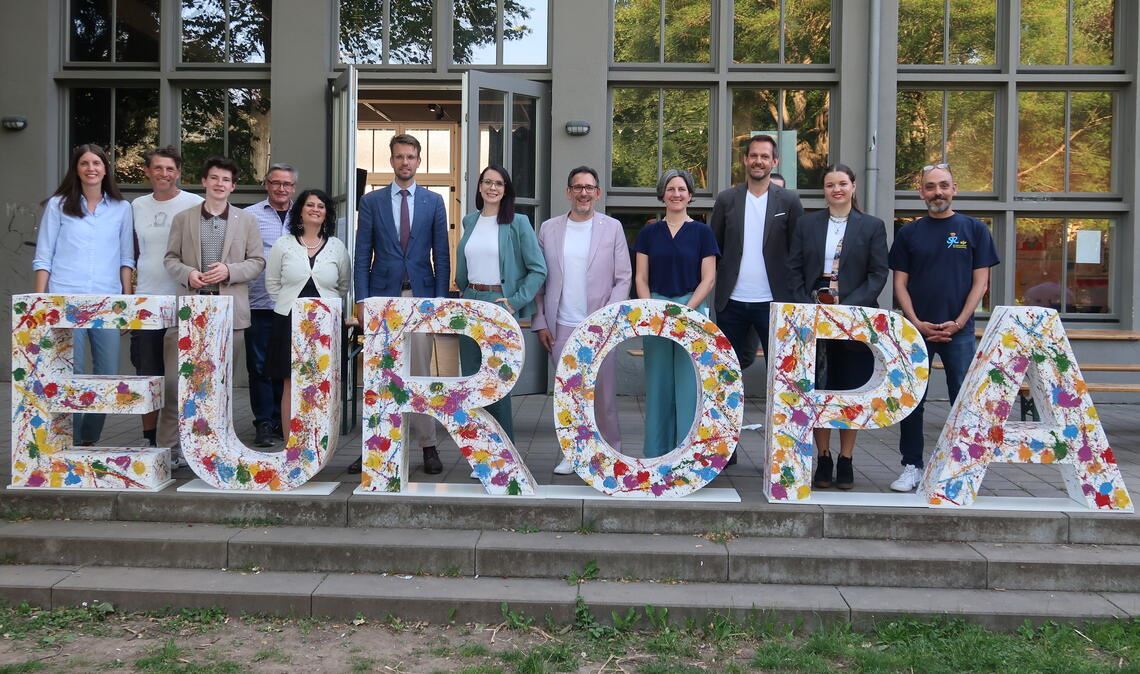 Europa ist ihnen wichtig (v.li.): Linda Wendel und Bart Dewijze (The Artpole), Leon Meyer (Jugendgemeinderat), Dr. Sunita Vimal (Vorsitzende Europa-Union), Dr. Renke Deckarm (Pressesprecher und stellvertretender Leiter der Regionalvertretung der Europäischen Kommission), Annkathrin Wulff (EU-Gemeinderätin), Bürgermeister Tobias Volle, Anna-Lena Beilschmidt (Europabeauftragte der Stadt Pforzheim), Landrat Bastian Rosenau, Kira Hülsmann (Jugendgemeinderat) und Pedro Treig Garcia (Haus der Jugend). Foto: Warzecha
