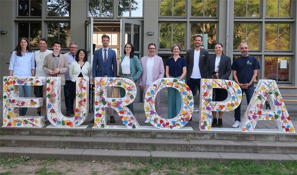 Europa ist ihnen wichtig (v.li.): Linda Wendel und Bart Dewijze (The Artpole), Leon Meyer (Jugendgemeinderat), Dr. Sunita Vimal (Vorsitzende Europa-Union), Dr. Renke Deckarm (Pressesprecher und stellvertretender Leiter der Regionalvertretung der Europäischen Kommission), Annkathrin Wulff (EU-Gemeinderätin), Bürgermeister Tobias Volle, Anna-Lena Beilschmidt (Europabeauftragte der Stadt Pforzheim), Landrat Bastian Rosenau, Kira Hülsmann (Jugendgemeinderat) und Pedro Treig Garcia (Haus der Jugend). Foto: Warzecha