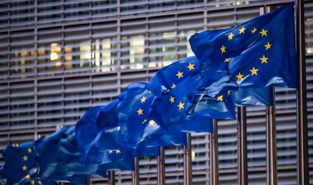 Europaflaggen wehen vor dem Sitz der EU-Kommission in Brüssel.