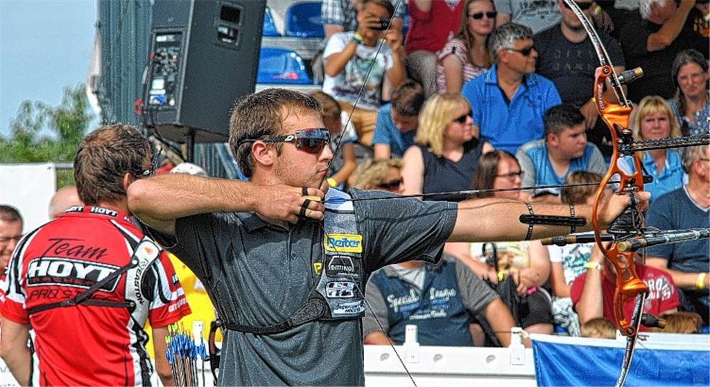 Europameister Florian Kahllund aus Schleswig-Holstein nimmt vor großem Publikum Maß, kann aber die Finalniederlage gegen Rick van der Ven (li.) nicht ganz verhindern. Fotos: Stahlfeld