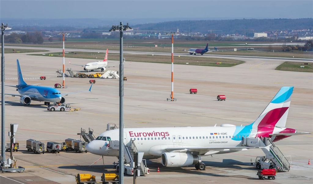 Eurowings-Maschine am Flughafen Stuttgart (STR).