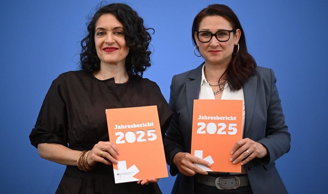 Eva Andrades vom Antidiskriminierungsverband präsentierte den Jahresbericht gemeinsam mit Ataman.