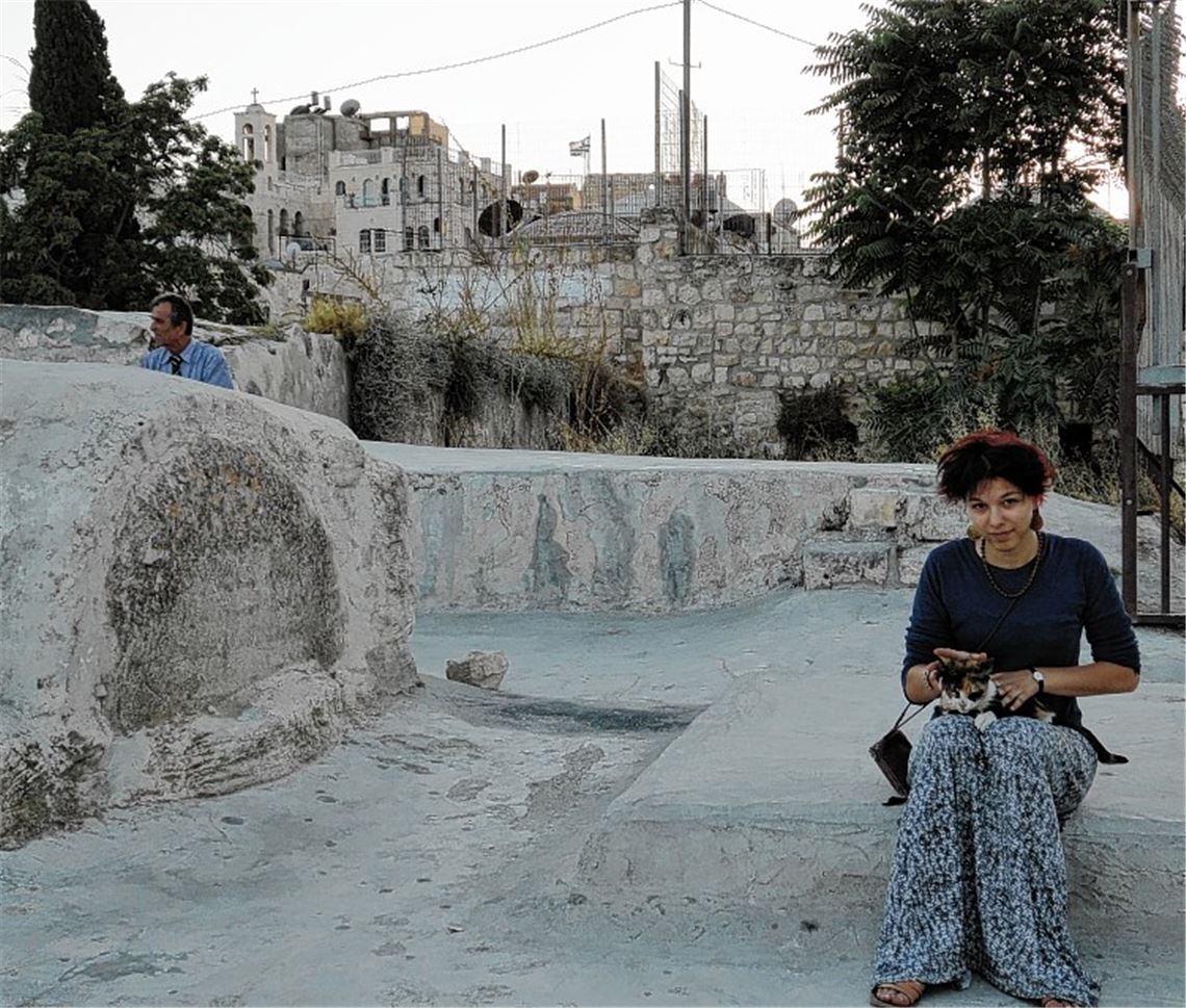 Eva Gaide aus Mühlhausen ist seit September als Freiwillige in Israel tätig. Dort will sie einen Beitrag zur Völkerverständigung leisten. Soweit es ihre Arbeit zulässt, erkundet sie das Land, das atemberaubende Ausblicke wie im Bild oben rechts vom Ölberg auf Ostjerusalem, Westbank und judäische Wüste zu bieten hat. Doch auch Soldaten sind im Alltagsleben immer wieder zu sehen.