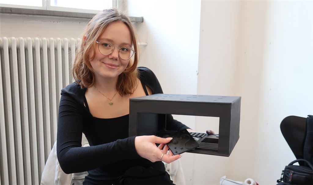 Eva Grünebaum mit ihrer prämierten „Blackbox“. Foto: Archiv