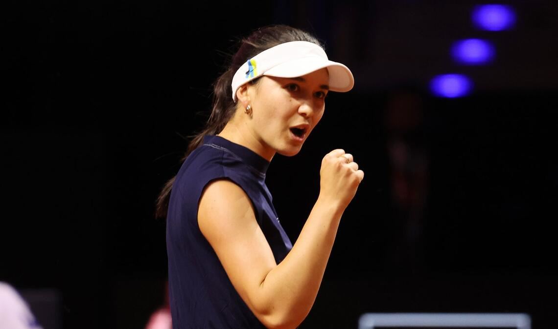 Eva Lys bejubelt bei dem Heimturnier am vergangenen Mittwoch einen Sieg über Paula Badosa. Sie bezwingt die Spanierin in drei Sätzen mit 2:6, 7:5 und 6:4. In der Porsche-Arena feiert die Hamburgerin ihren ersten Sieg seit Januar. Im Achtelfinale einen Tag später muss sich  die 24-Jährige dann allerdings der Weltranglisten-Siebten Elina Svitolina aus der Ukraine in zwei Sätzen mit 1:6 und 0:6 geschlagen geben.