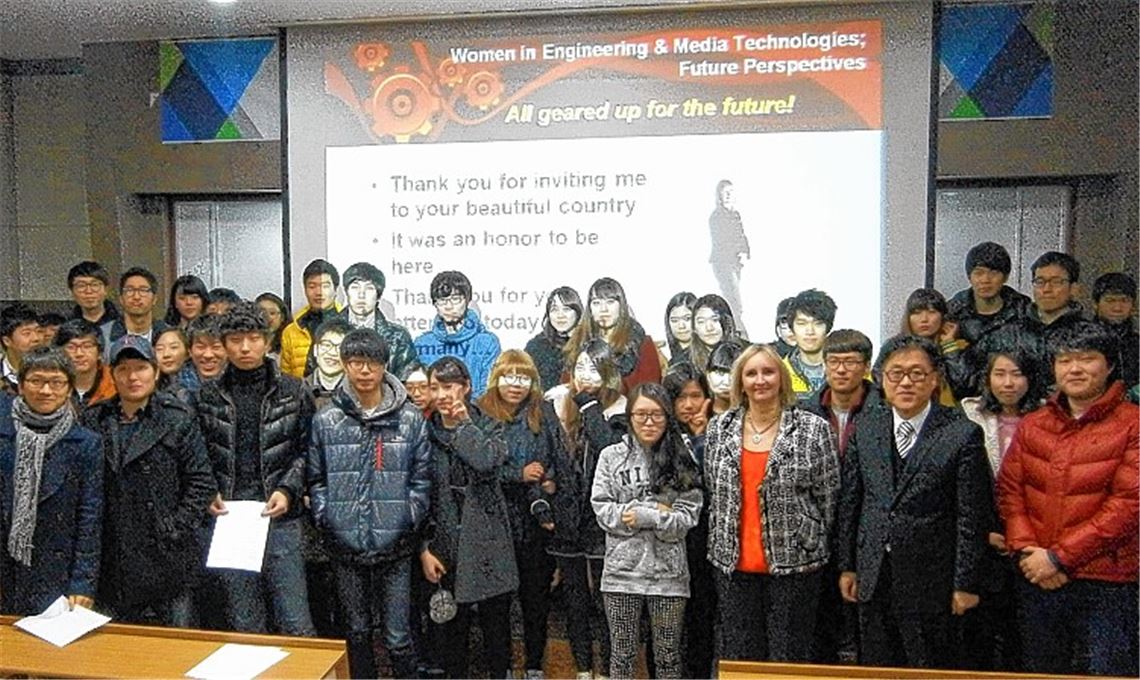 Eva Paap, auf dem großen Foto nach ihrem Vortrag in Busan, ist selbst Ingenieurin und möchte junge Frauen ermuntern, einen technischen Beruf zu ergreifen. Welche Zukunftsperspektiven es gibt, hat sie vor südkoreanischen Studenten erläutert. Das asiatische Land hat sie als technisch hoch entwickelt kennengelernt. Unter anderem gibt es Bildschirme zur Bedienung eines Fahrstuhls (Foto re.).