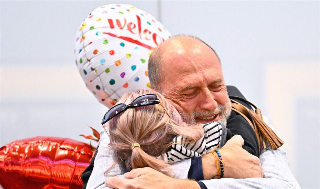 Evakuierte Reisende werden überschwänglich in Europa begrüßt.