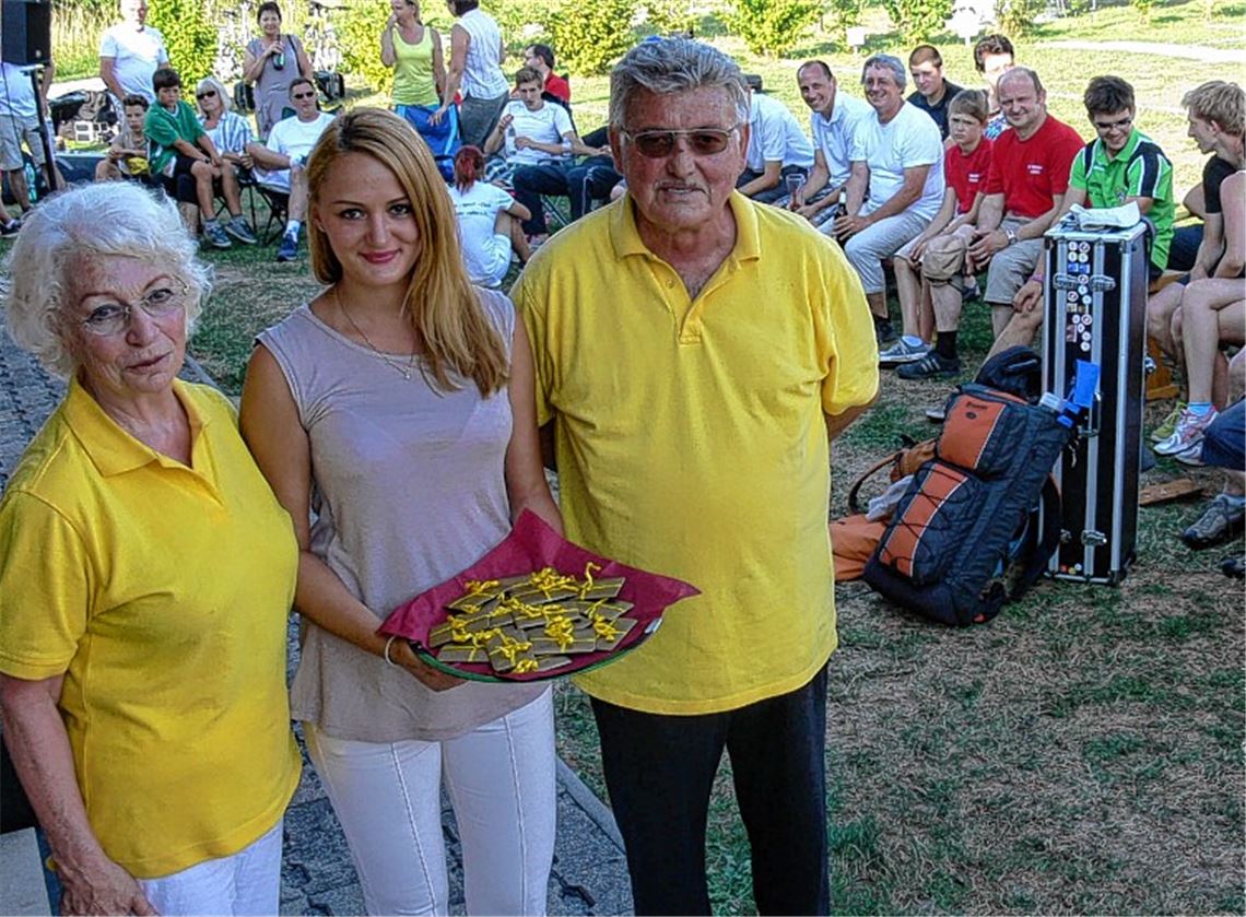 Evelin Eidner (Mitte) übergibt beim Adlerhorstturnier die Gold-Siegerpreise, über die gezeigten Leistungen der Sportler freuen sich mit Ihr Edith und Tilo Pürmayr vom BSV Sternenfels. Foto: Garhöfer