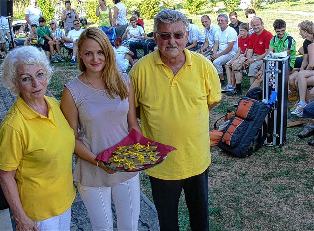 Evelin Eidner (Mitte) übergibt beim Adlerhorstturnier die Gold-Siegerpreise, über die gezeigten Leistungen der Sportler freuen sich mit Ihr Edith und Tilo Pürmayr vom BSV Sternenfels. Foto: Garhöfer