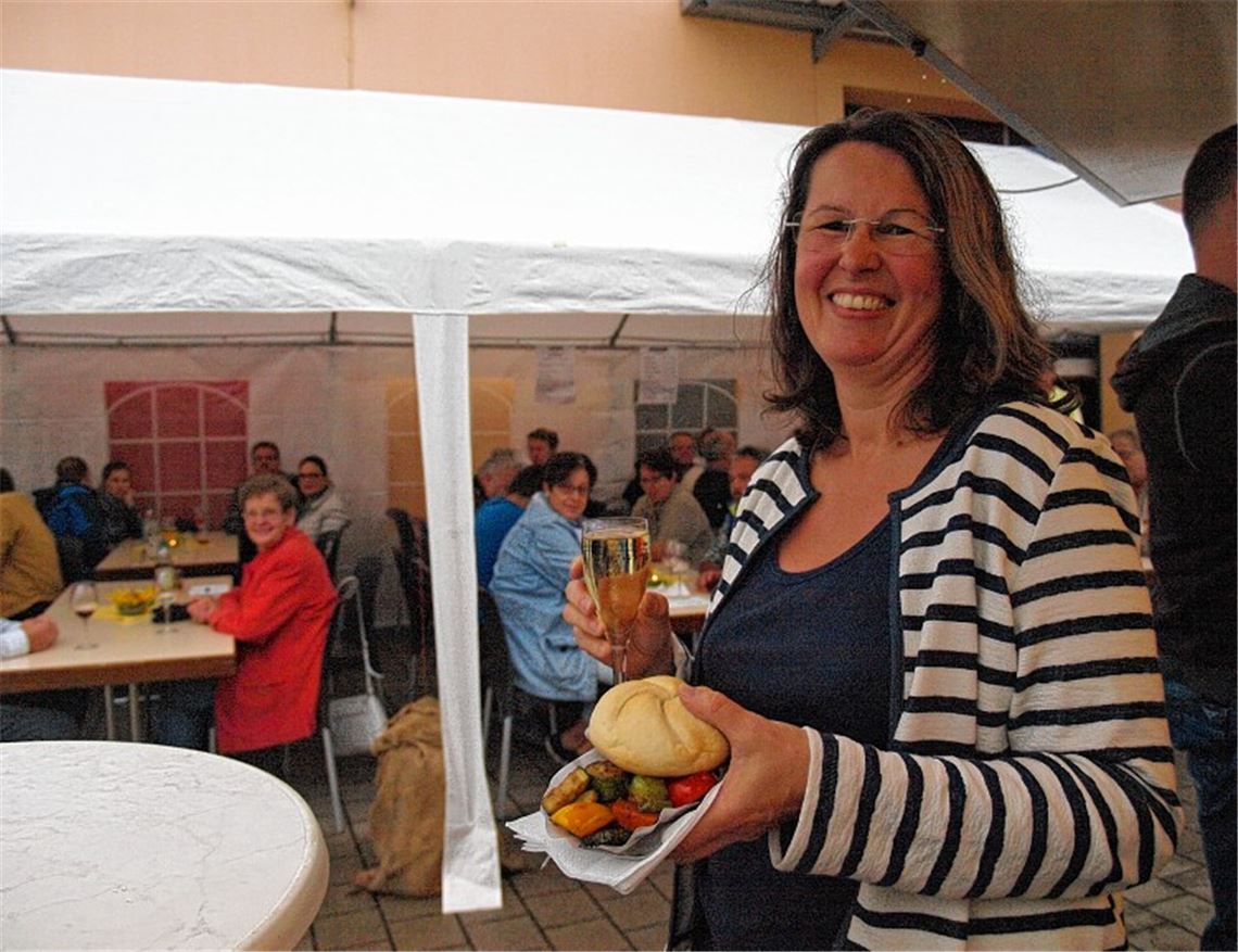 Wengerter trotzen beim Sommerfest den Regentropfen