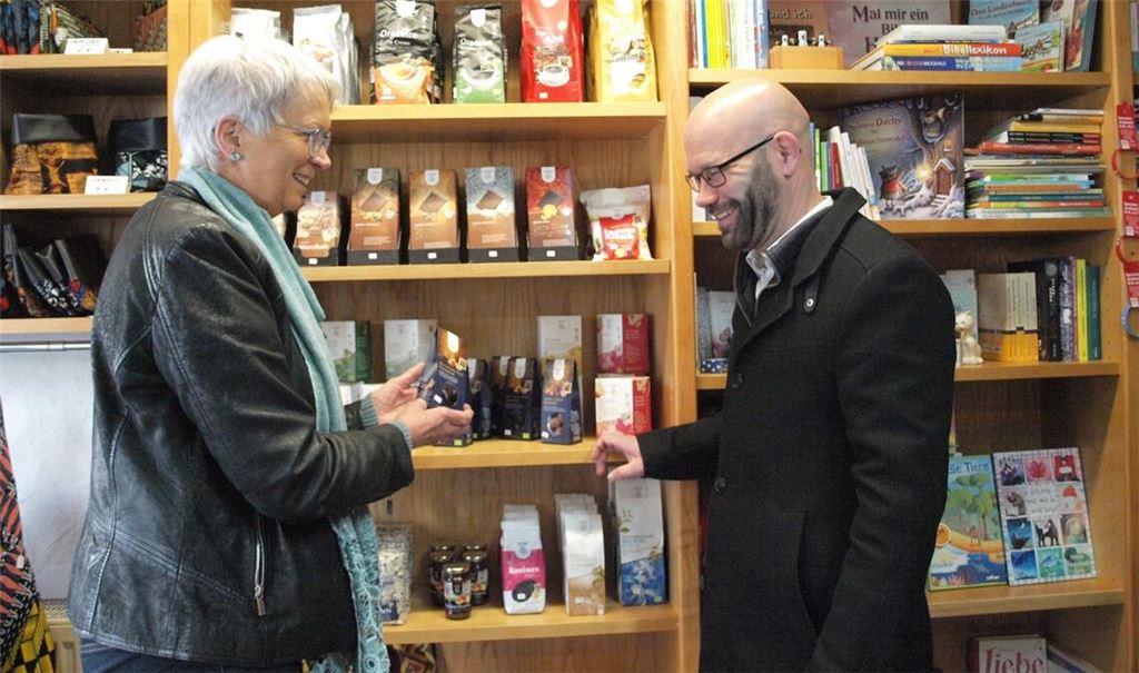 Evelyne Teschner-Klug bei der Eröffnung des Weltladens mit Bürgermeister Alexander Kozel. Beide sollen zum Team der Steuerungsgruppe gehören. Foto: Archiv