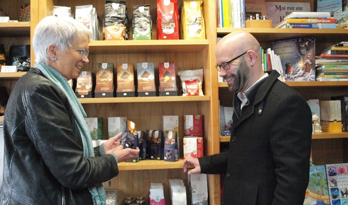 Evelyne Teschner-Klug zeigt Bürgermeister Alexander Kozel das Angebot im Laden. Foto: fi