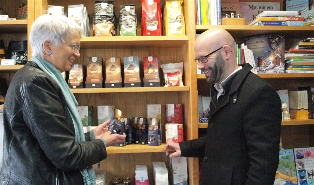 Evelyne Teschner-Klug zeigt Bürgermeister Alexander Kozel das Angebot im Laden. Foto: fi