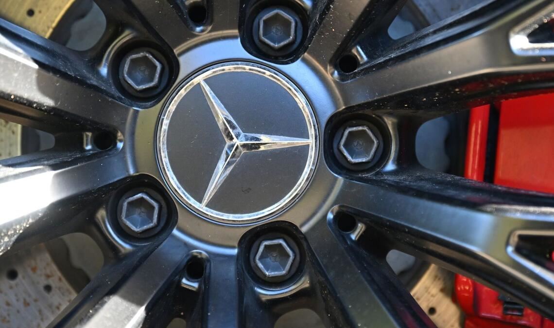 Eventuell eine oder mehrere Schrauben locker - Mercedes muss bei rund 2700 Autos die Radschrauben nachprüfen. Bisher ist nach Angaben des KBA kein Sach- oder Personenschaden im Zusammenhang mit der Rückrufaktion bekannt.