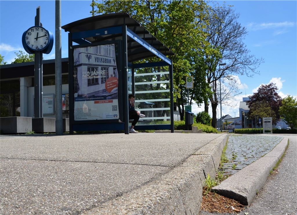 Eventuelle Stolperfallen an Illinger Bushaltestellen werden entschärft.Stahlfeld