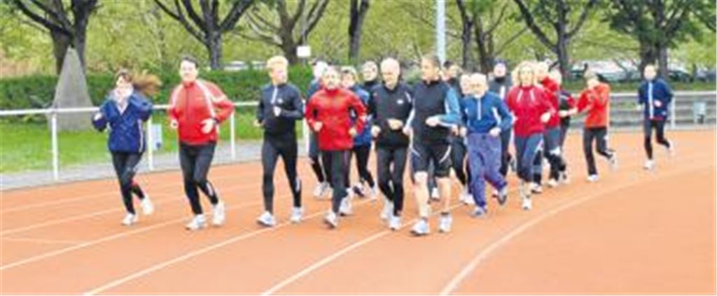 Ewald Nemeth und Carlo Morgante (rote Jacken, v.li.) leiten die Trainingseinheiten der Fitten Laufprofis, die sich mittlerweile schon an den Halbmarathon wagen. Foto: Stahlfeld