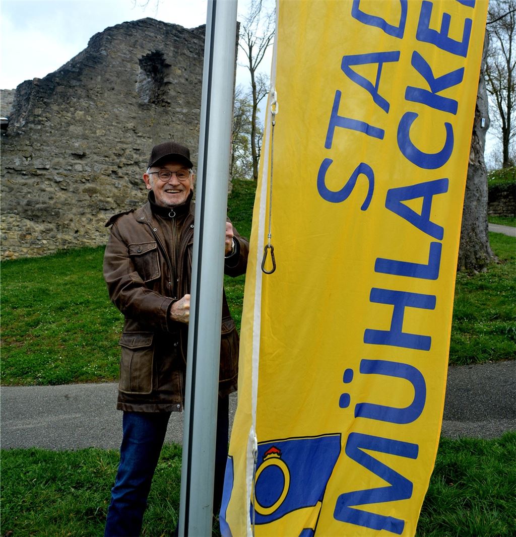Ewald Scheytt, Schriftführer des Verschönerungsvereins, hisst zur Eröffnung der Burgsaison die Fahne. Foto: Stahlfeld
