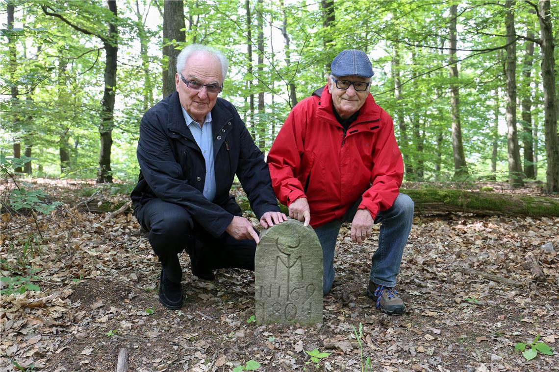 Ewald Veigel (re.) und Winfried Scheuermann mussten dicke Bretter bohren, bis die Jahrhunderte alten Grenzsteine zwischen der Eselsburg und dem Burgberg gerettet waren.  Fotos: Goertz