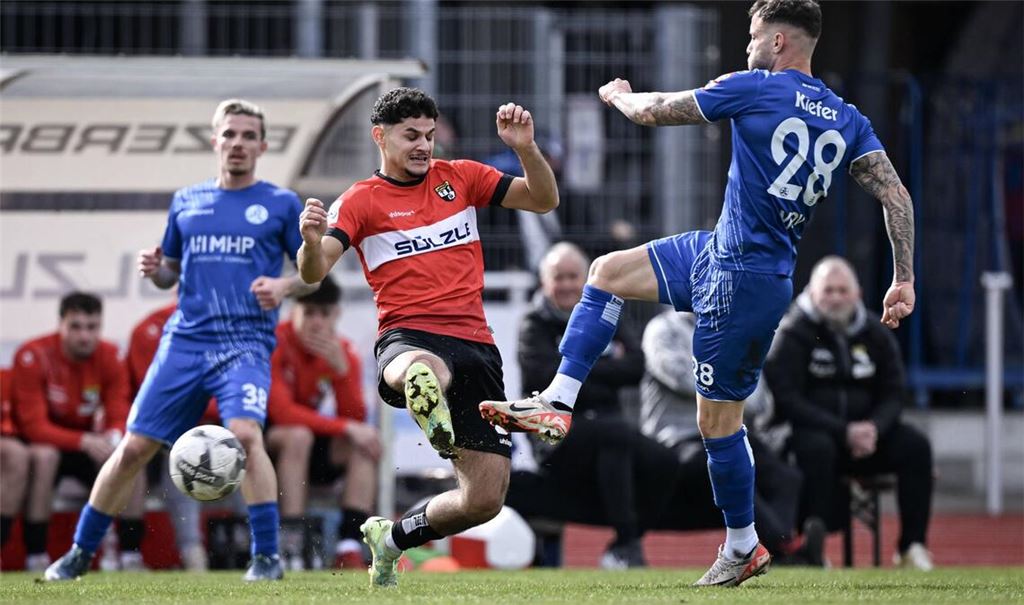 Ex-Kickers-Spieler Halim Eroglu (Mi., gegen Lukas Kiefer)  im Spiel der TSG Balingen gegen die Blauen im März 2024 – jetzt kommt es zur Neuauflage.