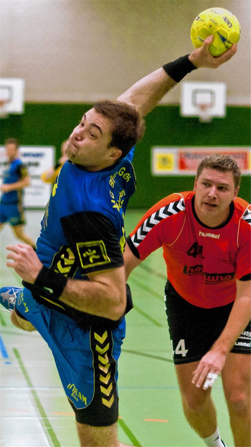 Ex-Mühlackerer Markus Elsner (re.), nun im orangeroten Trikot der SG Stutensee aktiv, kann David Laurinyecz nicht am Abschluss hindern. Doch zu viele solcher Wurfgelegenheiten lassen die Blau-Gelben vor allem in der Schlussphase ungenutzt. Foto: Zschorsch